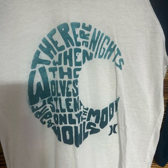 Hurley Size Medium (M) 3/4 Sleeve There are Nights when the Wolves are Silent - Picture 5 of 5